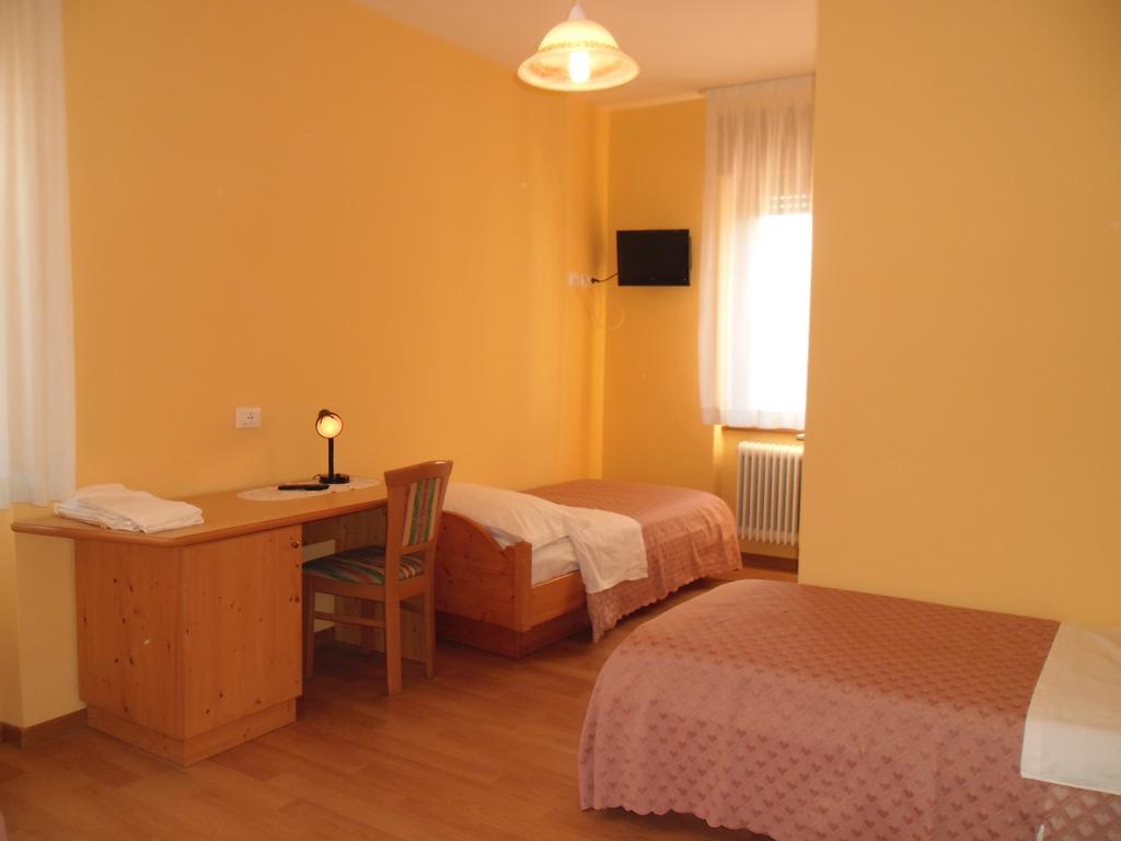 Hotel Cantaleone San Michele allʼAdige Rum bild